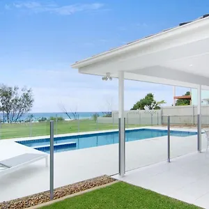 Sentosa On Tugun - Beachfront 5 Bedroom Holiday home Gold Coast